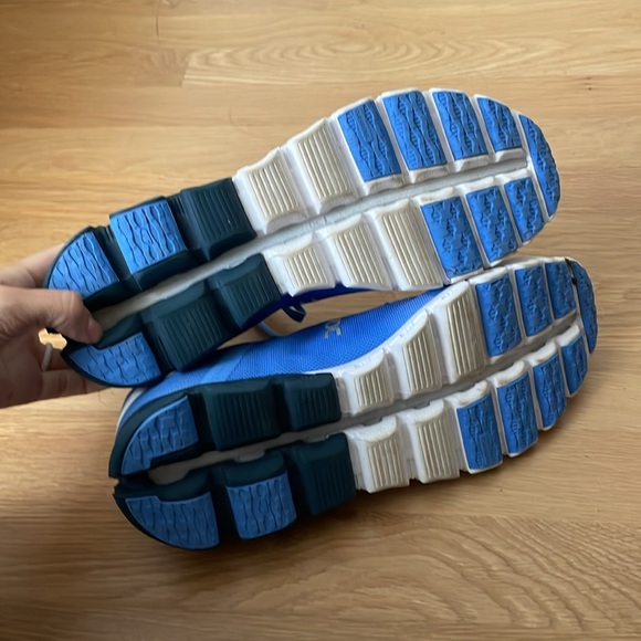 On cloud V3 worn twice - Picture 2 of 3